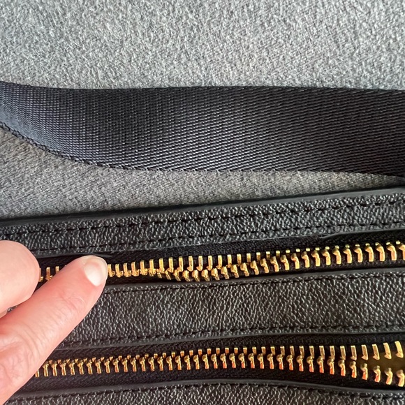 Michael Kors faux leather belt bag - Picture 6 of 6